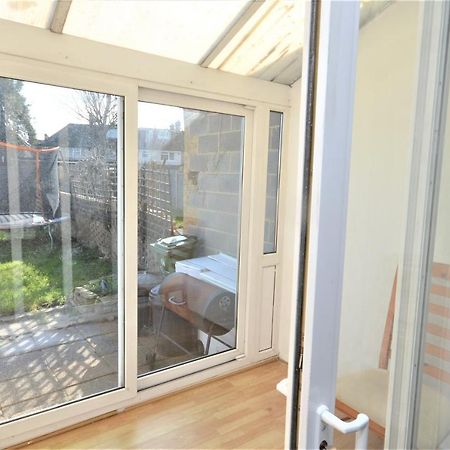 London Deluxe 3 Bedroom House With Parking Space Dagenham Exterior photo