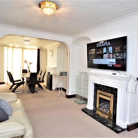 London Deluxe 3 Bedroom House With Parking Space Dagenham Exterior photo
