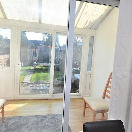 London Deluxe 3 Bedroom House With Parking Space Dagenham Exterior photo