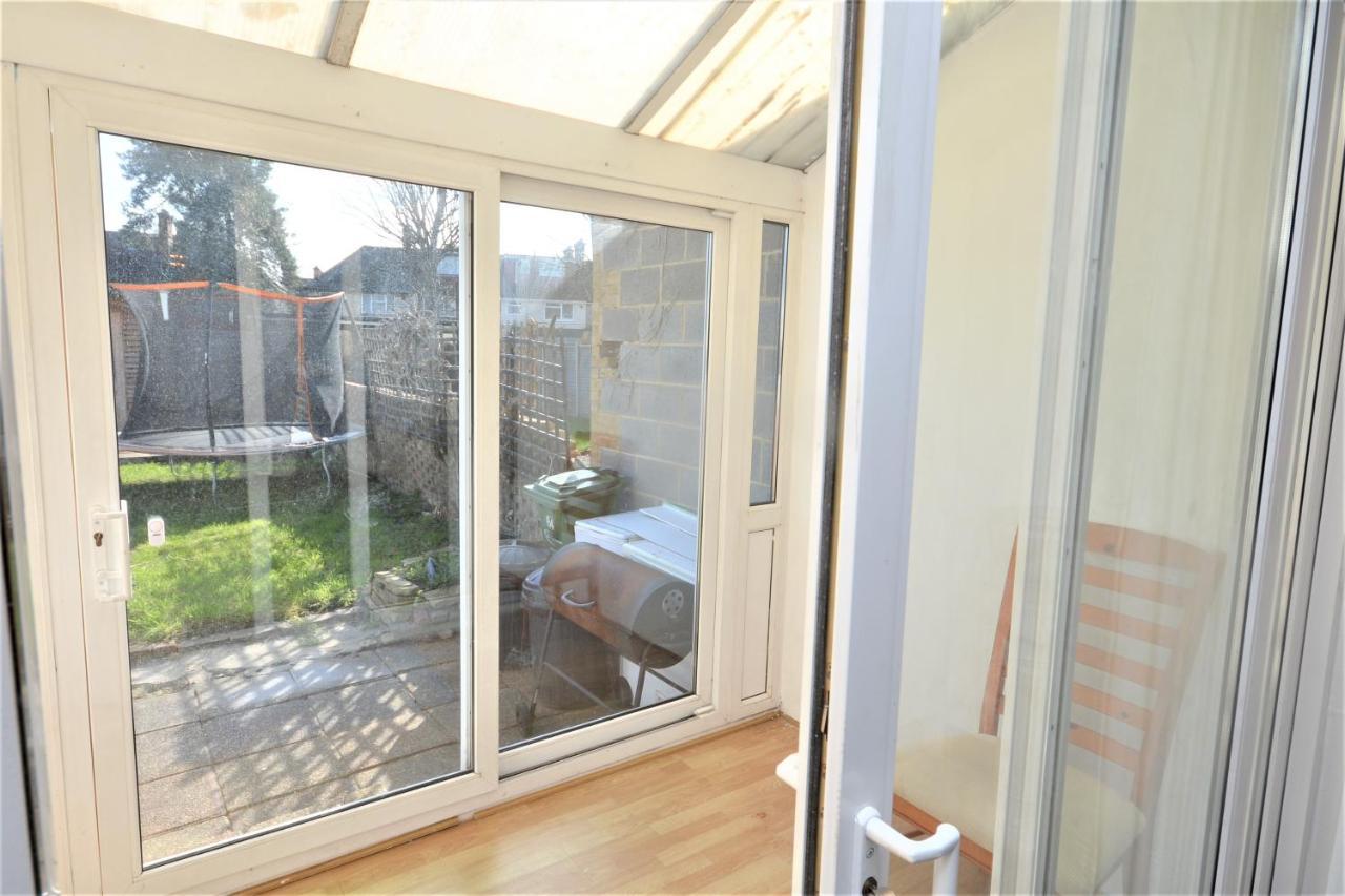 London Deluxe 3 Bedroom House With Parking Space Dagenham Exterior photo