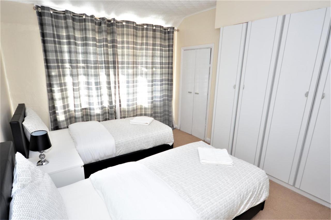 London Deluxe 3 Bedroom House With Parking Space Dagenham Exterior photo