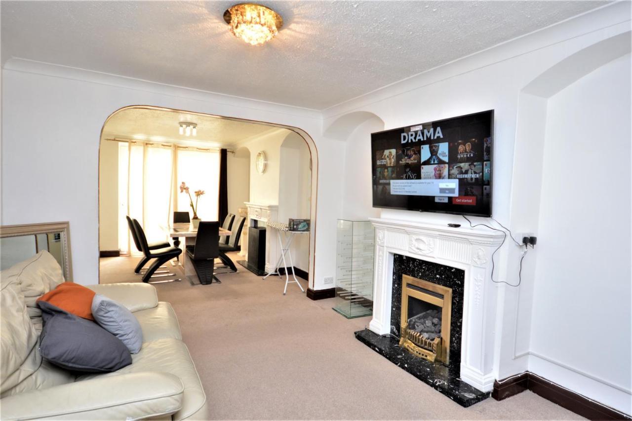 London Deluxe 3 Bedroom House With Parking Space Dagenham Exterior photo