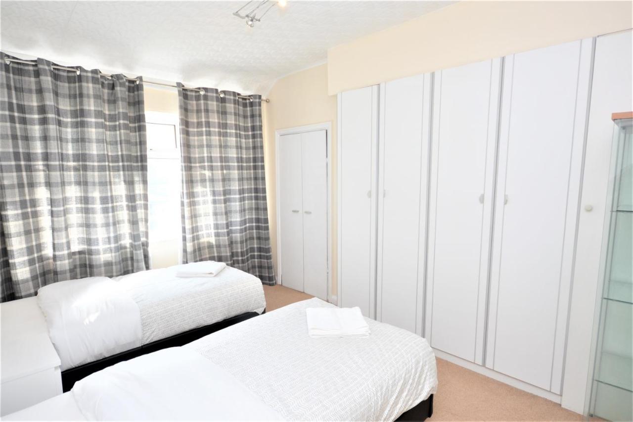 London Deluxe 3 Bedroom House With Parking Space Dagenham Exterior photo