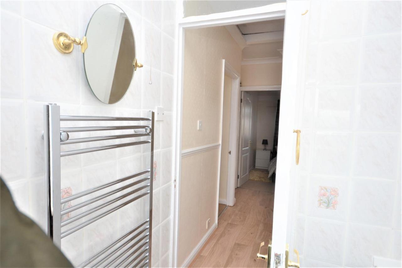 London Deluxe 3 Bedroom House With Parking Space Dagenham Exterior photo