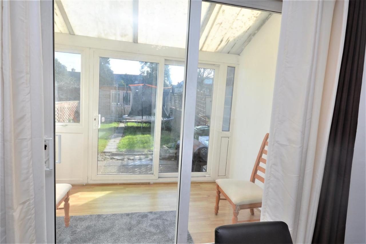London Deluxe 3 Bedroom House With Parking Space Dagenham Exterior photo