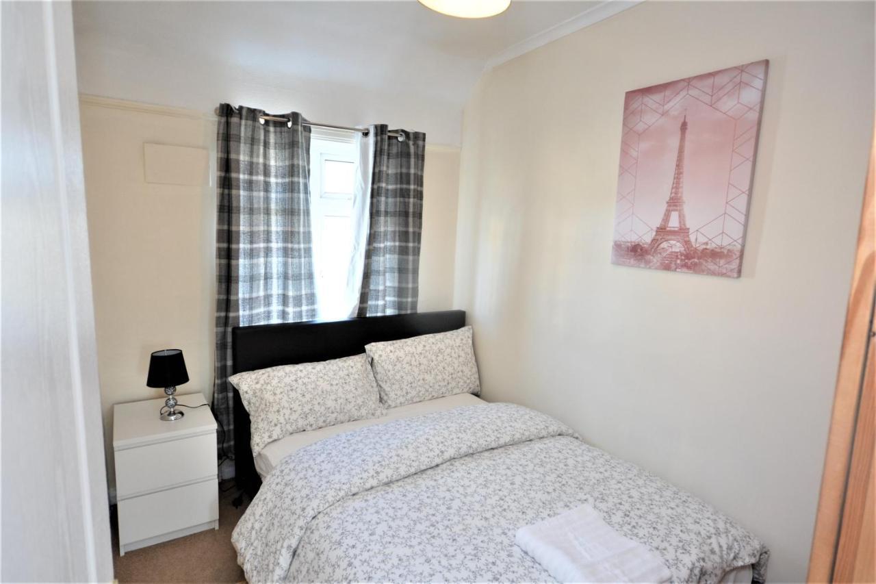 London Deluxe 3 Bedroom House With Parking Space Dagenham Exterior photo