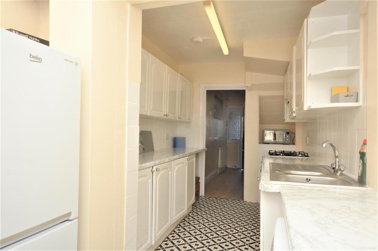 London Deluxe 3 Bedroom House With Parking Space Dagenham Exterior photo