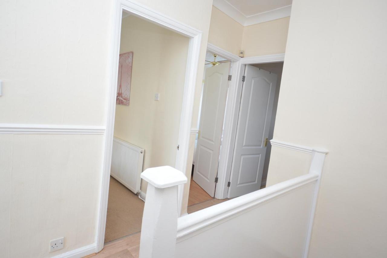 London Deluxe 3 Bedroom House With Parking Space Dagenham Exterior photo