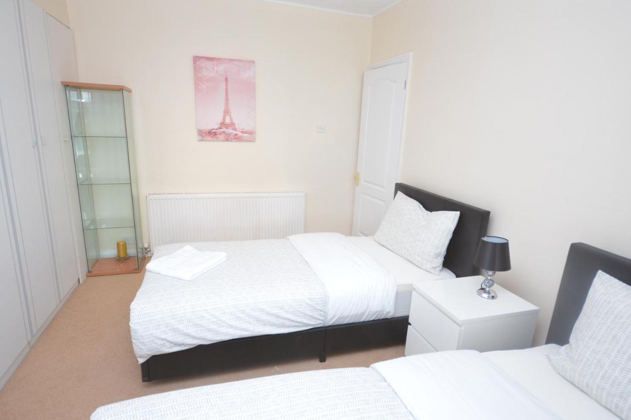 London Deluxe 3 Bedroom House With Parking Space Dagenham Exterior photo
