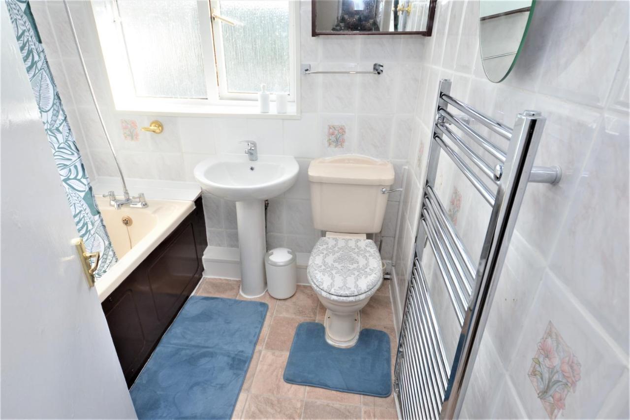 London Deluxe 3 Bedroom House With Parking Space Dagenham Exterior photo