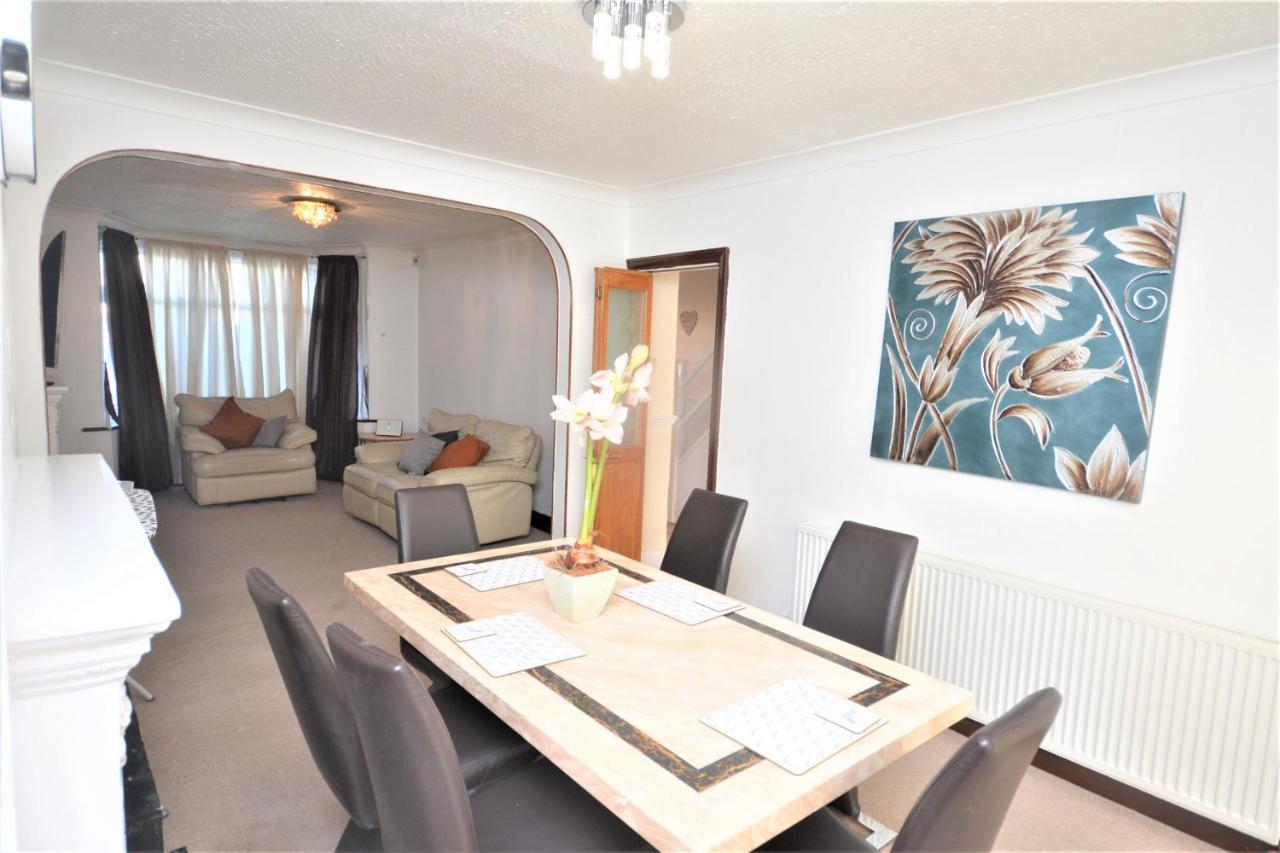 London Deluxe 3 Bedroom House With Parking Space Dagenham Exterior photo
