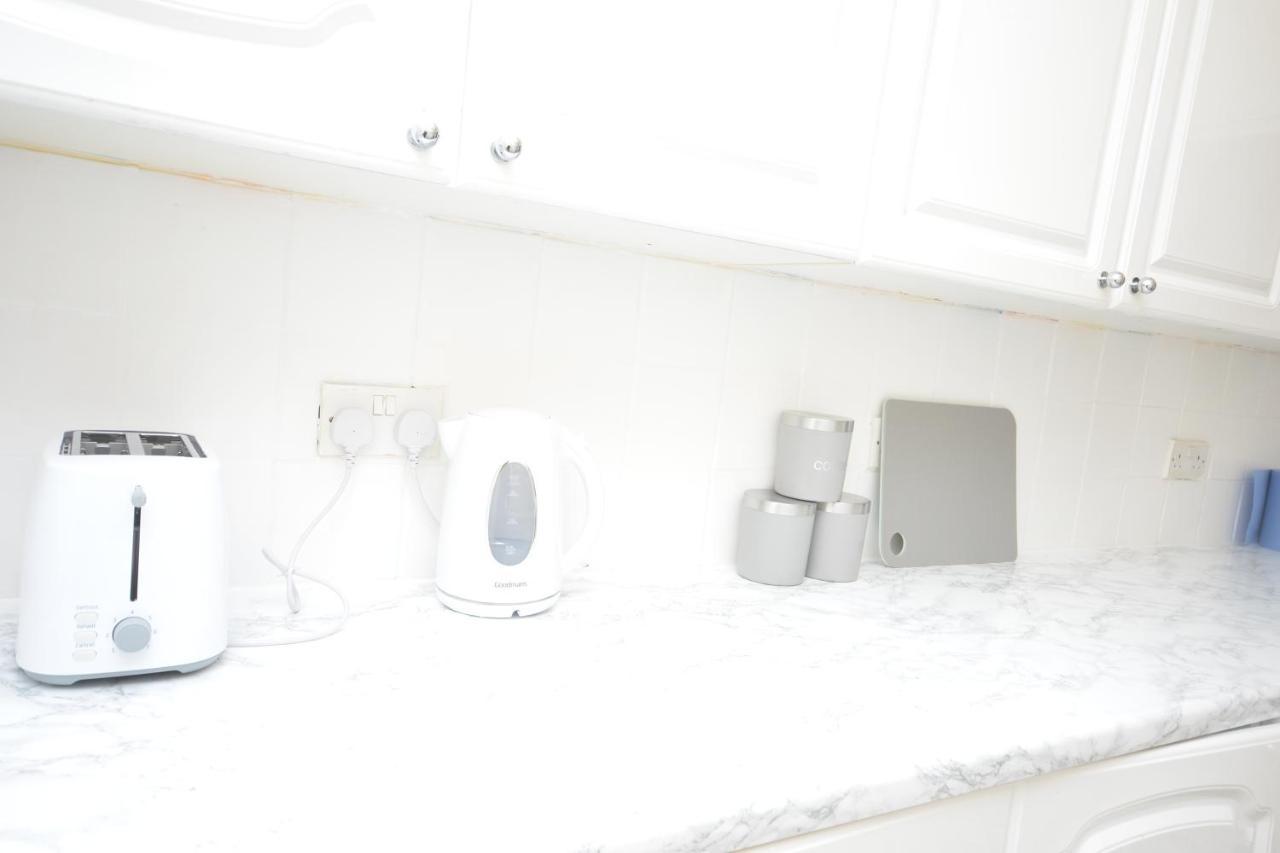 London Deluxe 3 Bedroom House With Parking Space Dagenham Exterior photo