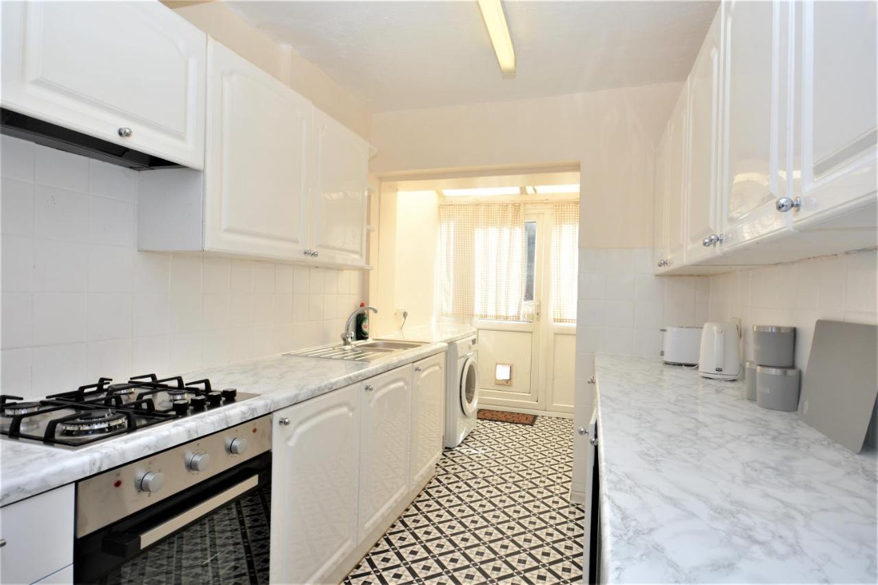 London Deluxe 3 Bedroom House With Parking Space Dagenham Exterior photo