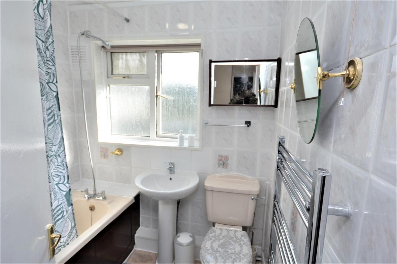 London Deluxe 3 Bedroom House With Parking Space Dagenham Exterior photo