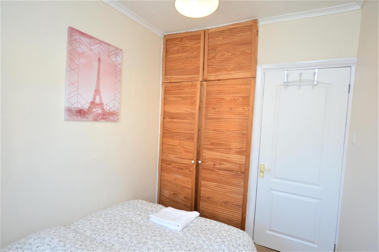 London Deluxe 3 Bedroom House With Parking Space Dagenham Exterior photo