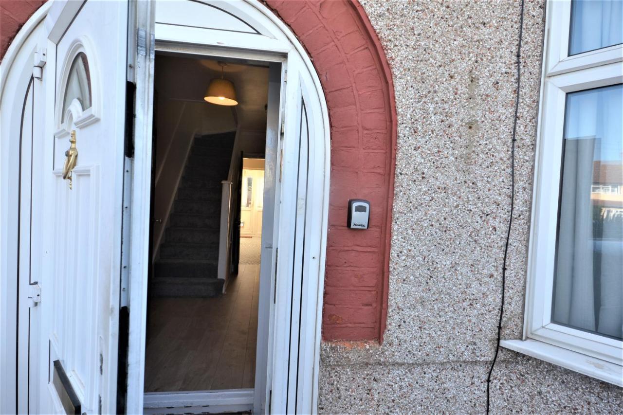 London Deluxe 3 Bedroom House With Parking Space Dagenham Exterior photo