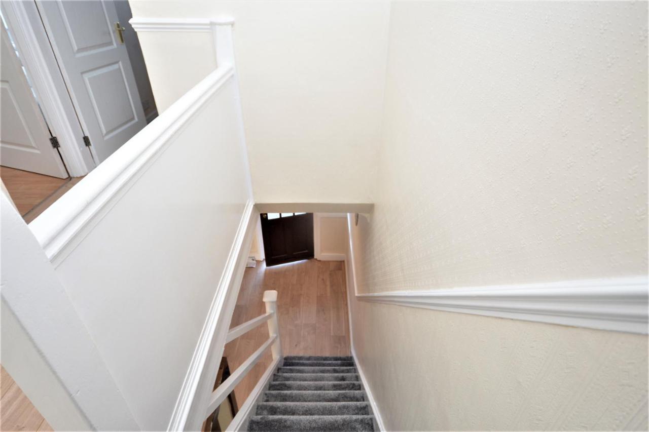 London Deluxe 3 Bedroom House With Parking Space Dagenham Exterior photo