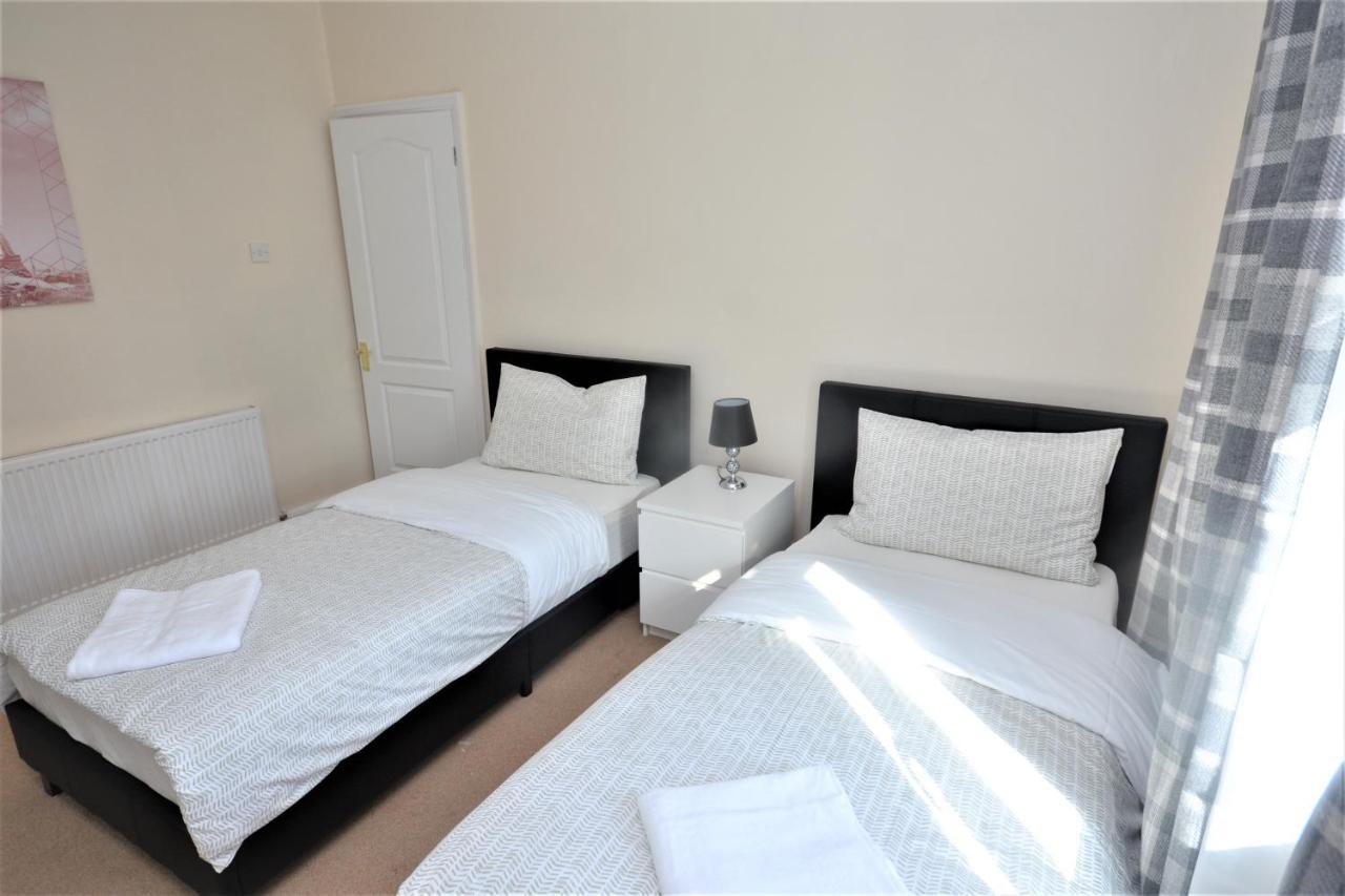 London Deluxe 3 Bedroom House With Parking Space Dagenham Exterior photo