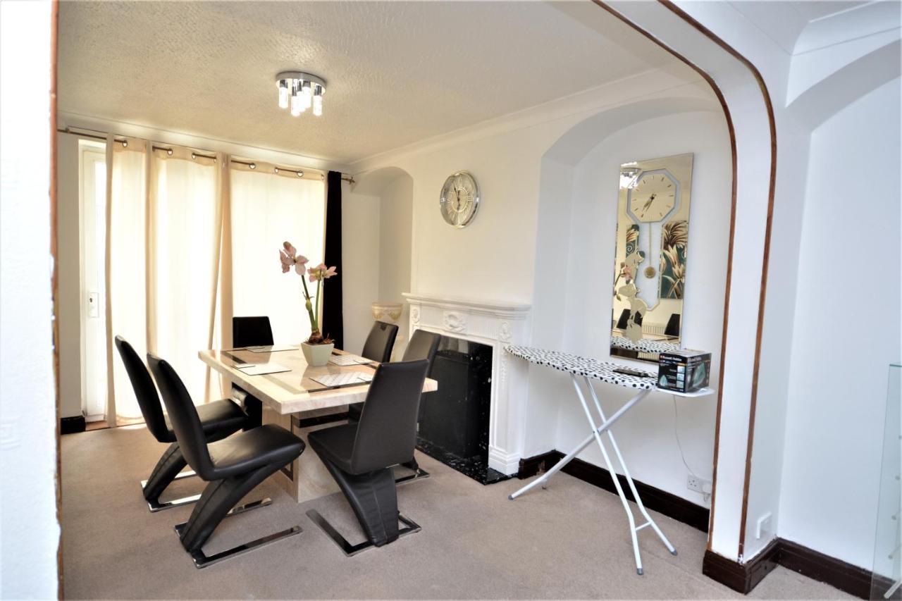 London Deluxe 3 Bedroom House With Parking Space Dagenham Exterior photo