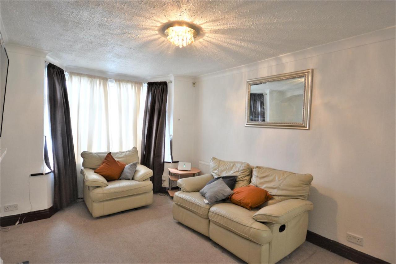 London Deluxe 3 Bedroom House With Parking Space Dagenham Exterior photo