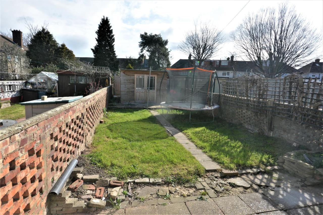 London Deluxe 3 Bedroom House With Parking Space Dagenham Exterior photo
