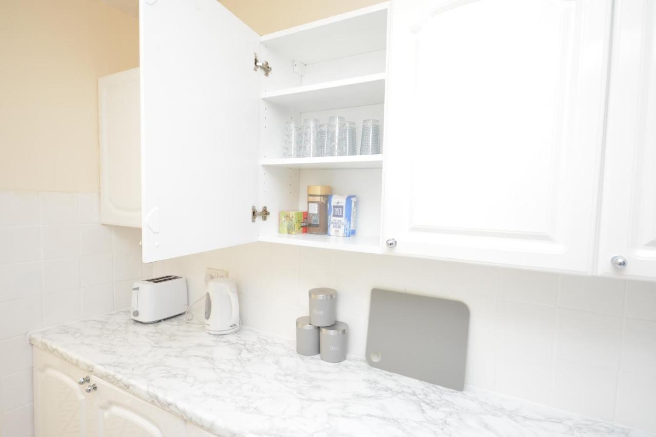 London Deluxe 3 Bedroom House With Parking Space Dagenham Exterior photo