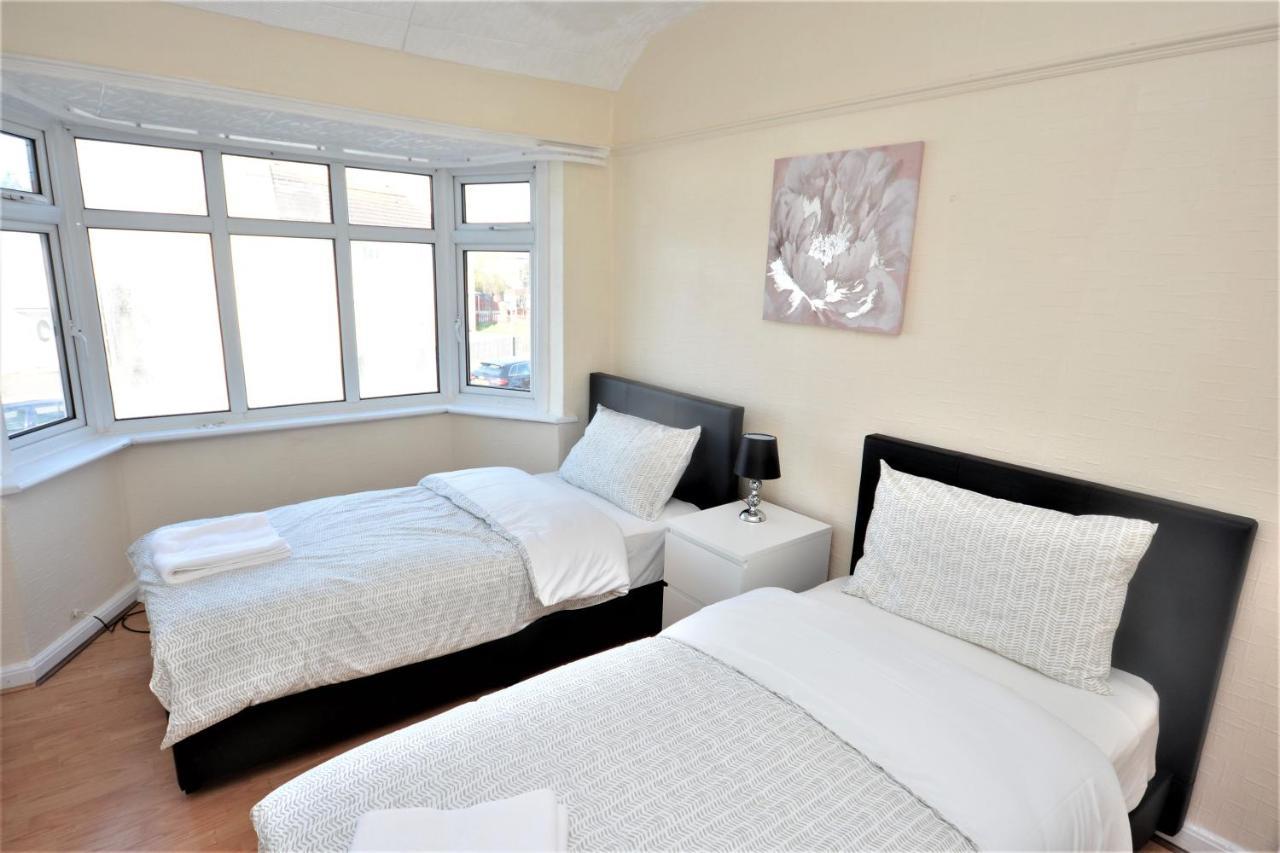 London Deluxe 3 Bedroom House With Parking Space Dagenham Exterior photo