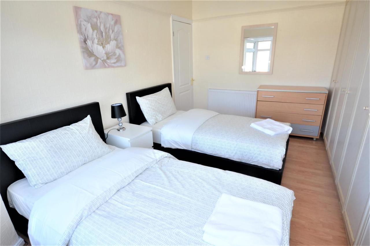 London Deluxe 3 Bedroom House With Parking Space Dagenham Exterior photo